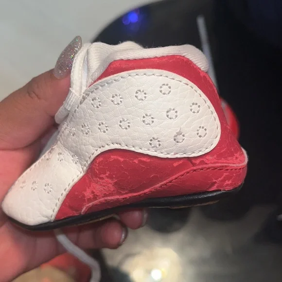 Red and white baby shoes Left side red color is peeling as shown in the pictures - Picture 4 of 7